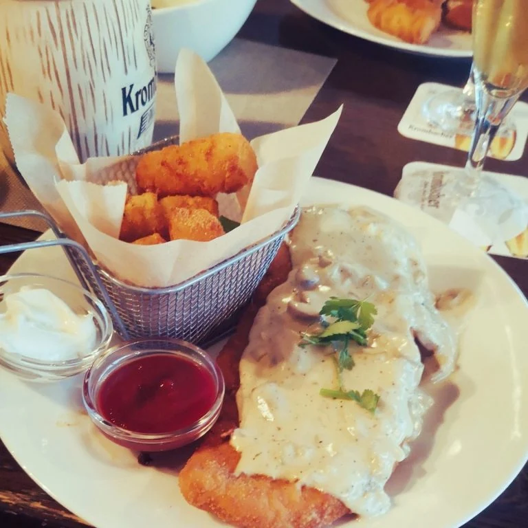 Jägerschnitzel mit Champignon-Rahmsoße und Kroketten in der Propellerstube