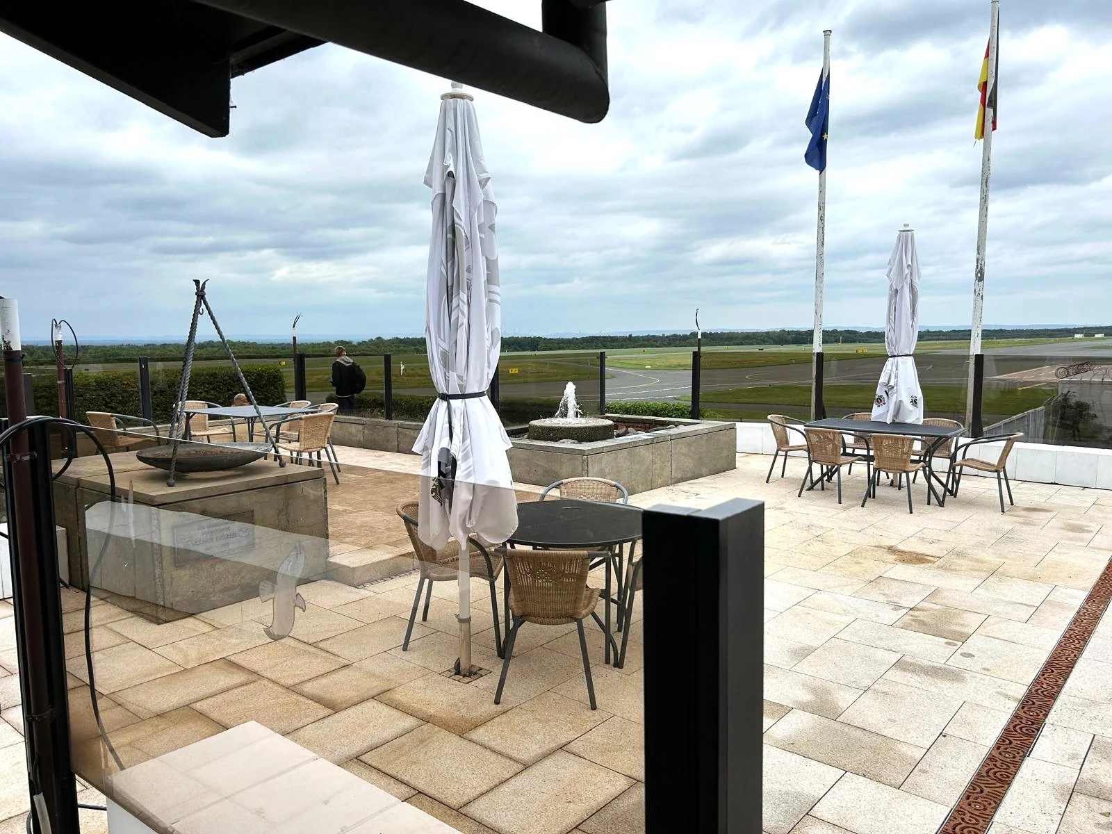 Terrasse der Propellerstube mit Blick auf den Flugplatz